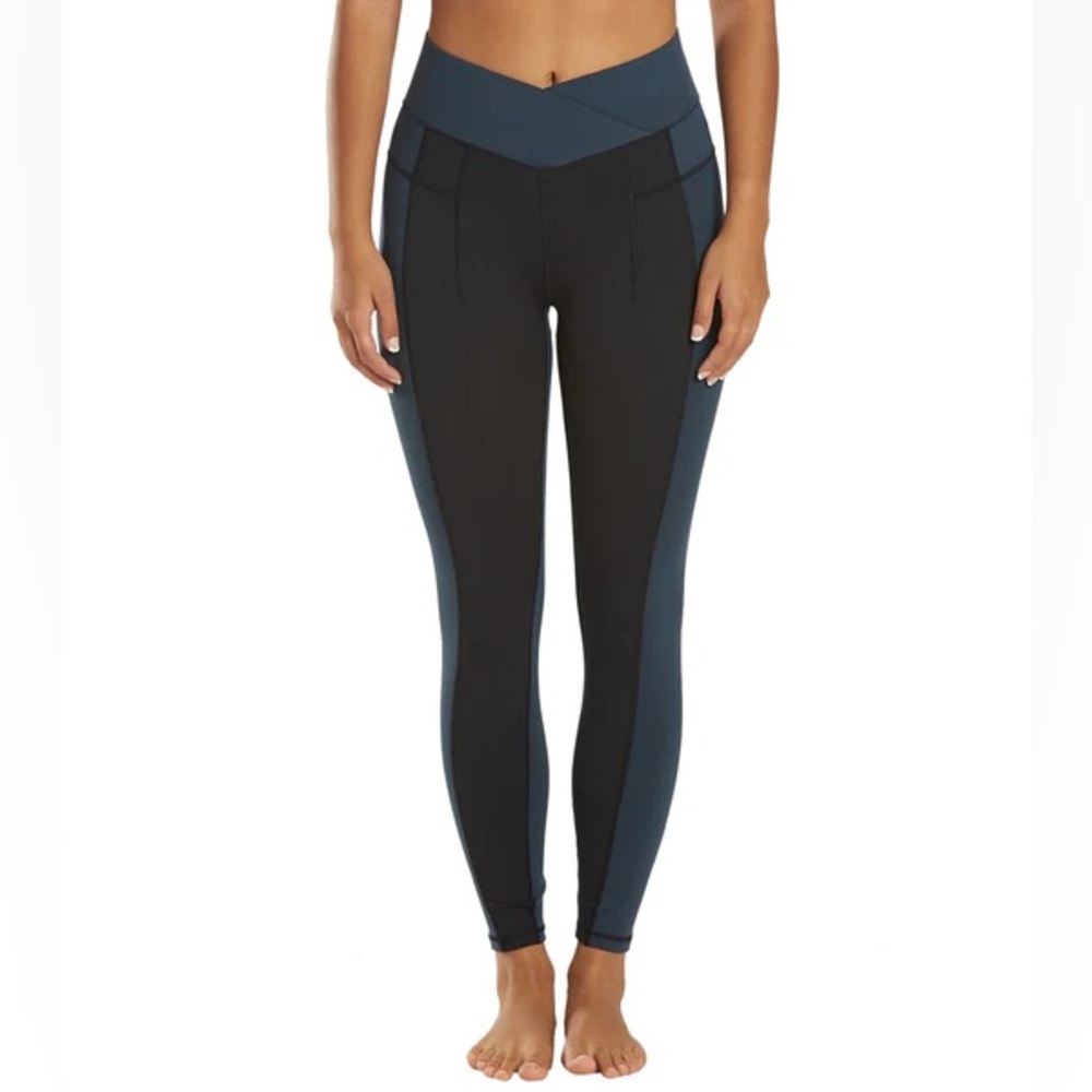FREE PEOPLE MOVEMENT YOGA PANTS ANKLE LENGTH SIZE LARGE BLACK AND BLUE
